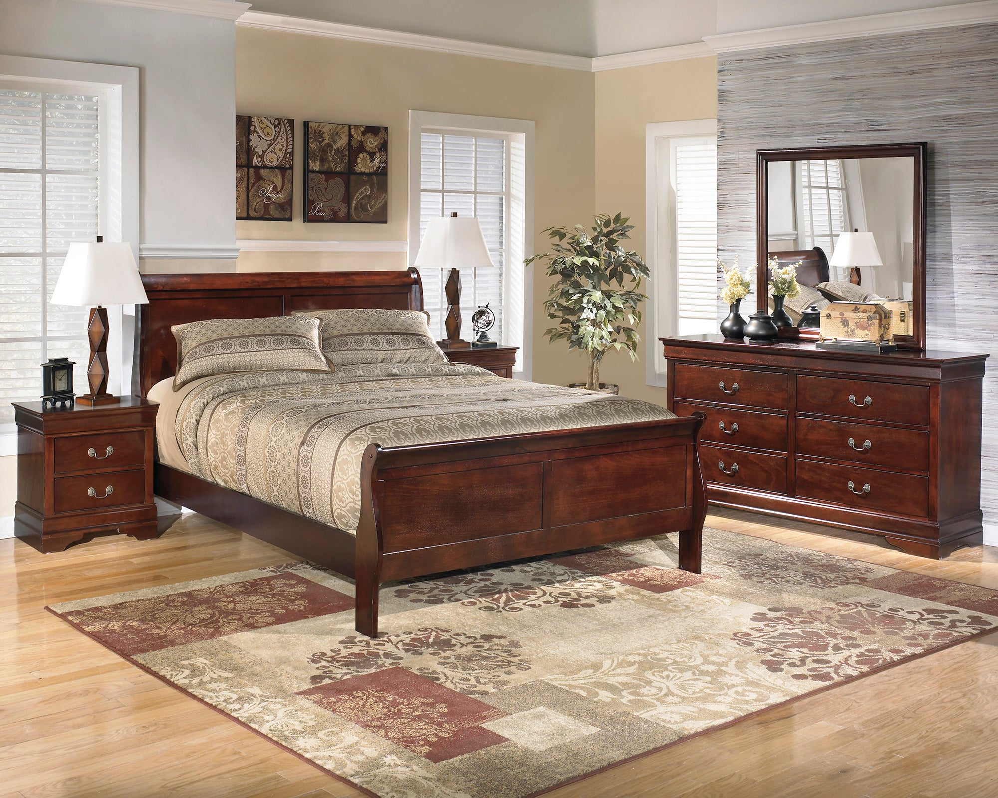 Alisdair Queen Sleigh Bed with Mirrored Dresser