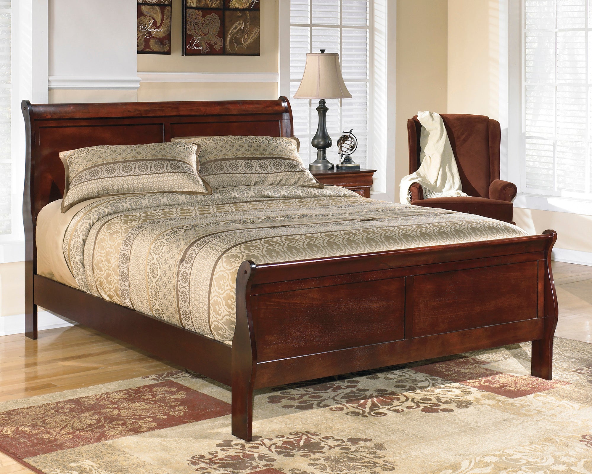 Alisdair Queen Sleigh Bed with Mirrored Dresser