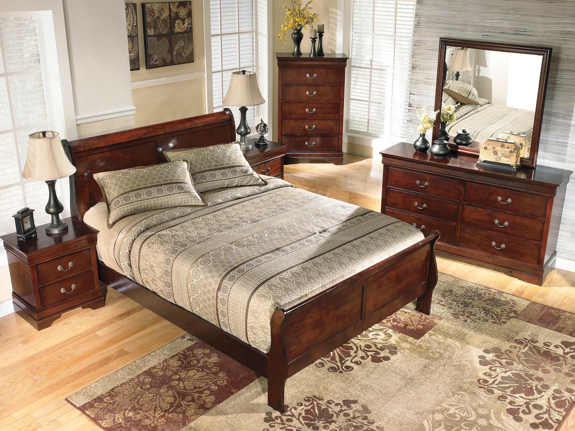 Alisdair Queen Sleigh Bed with Mirrored Dresser