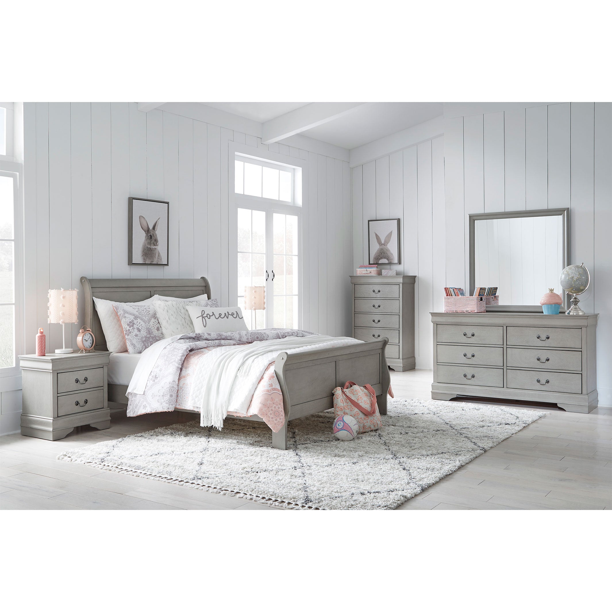 Kordasky Full Sleigh Bed with Mirrored Dresser