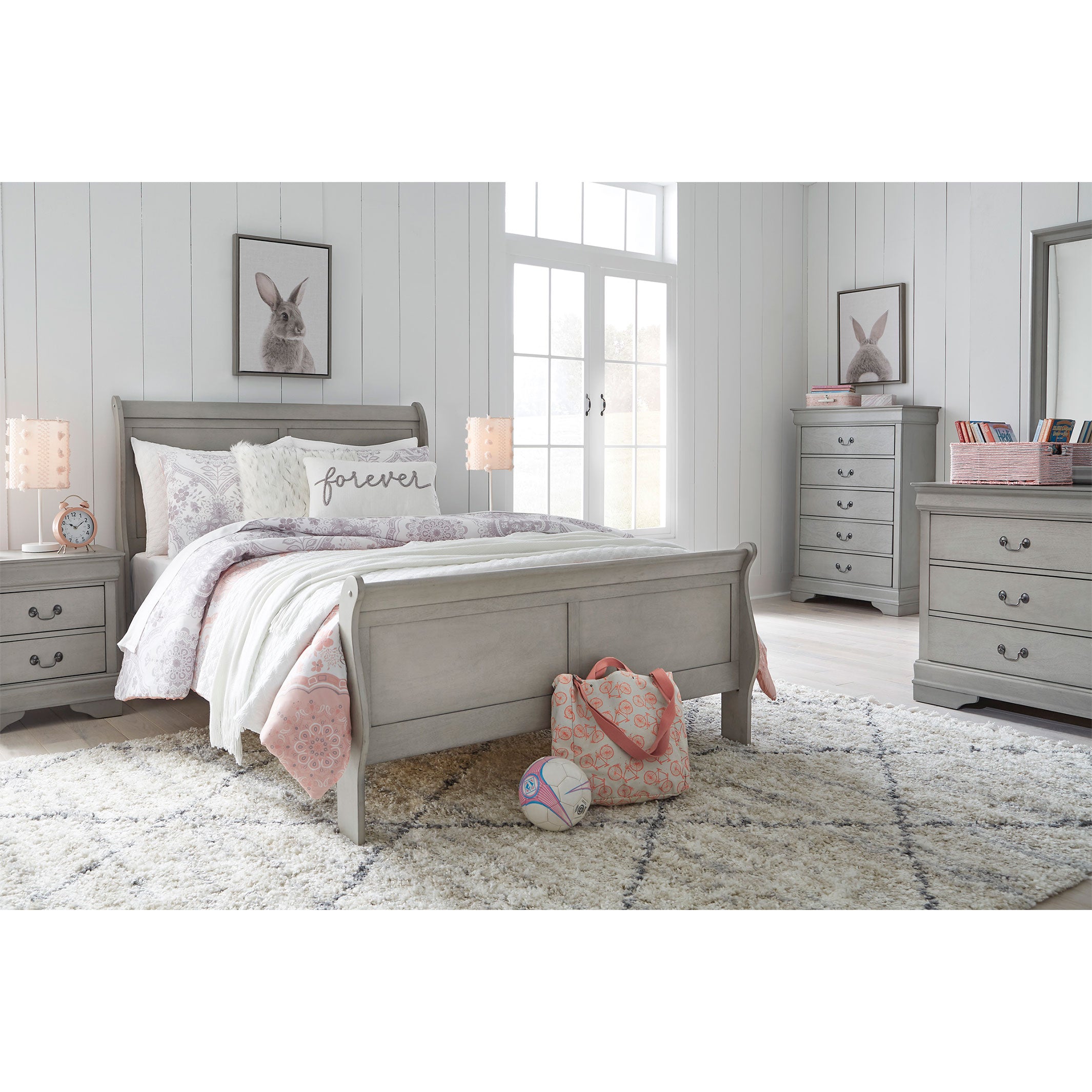 Kordasky Full Sleigh Bed with Mirrored Dresser