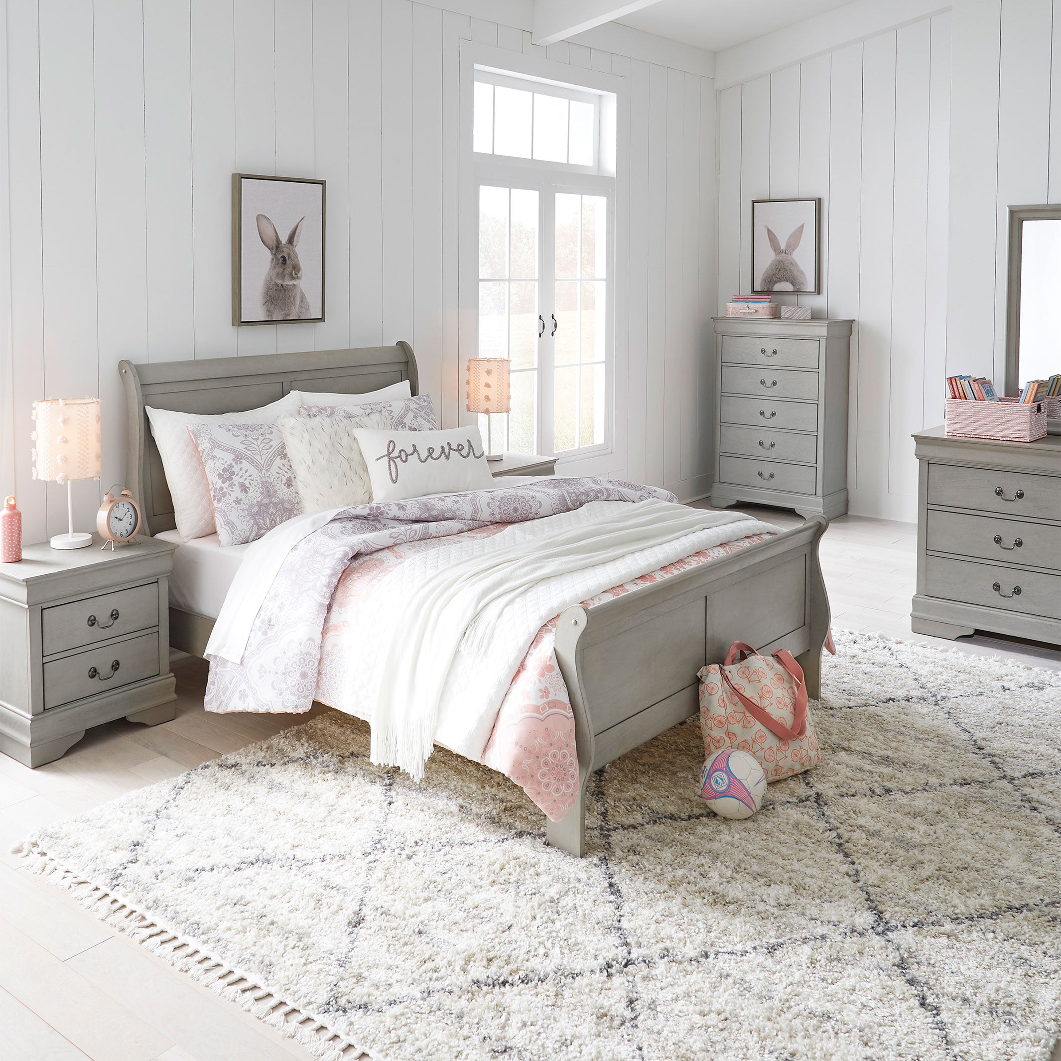 Kordasky Full Sleigh Bed with Mirrored Dresser