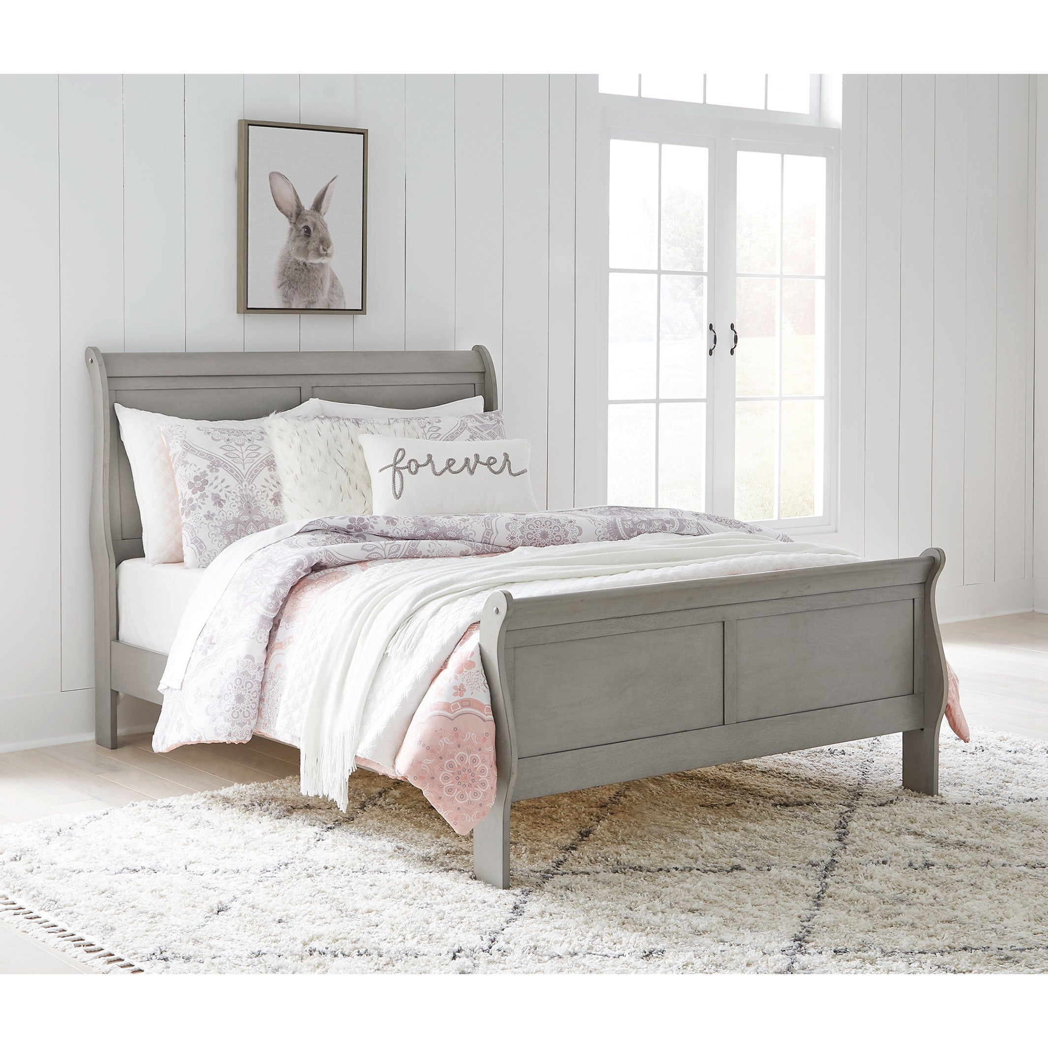 Kordasky Full Sleigh Bed with Mirrored Dresser