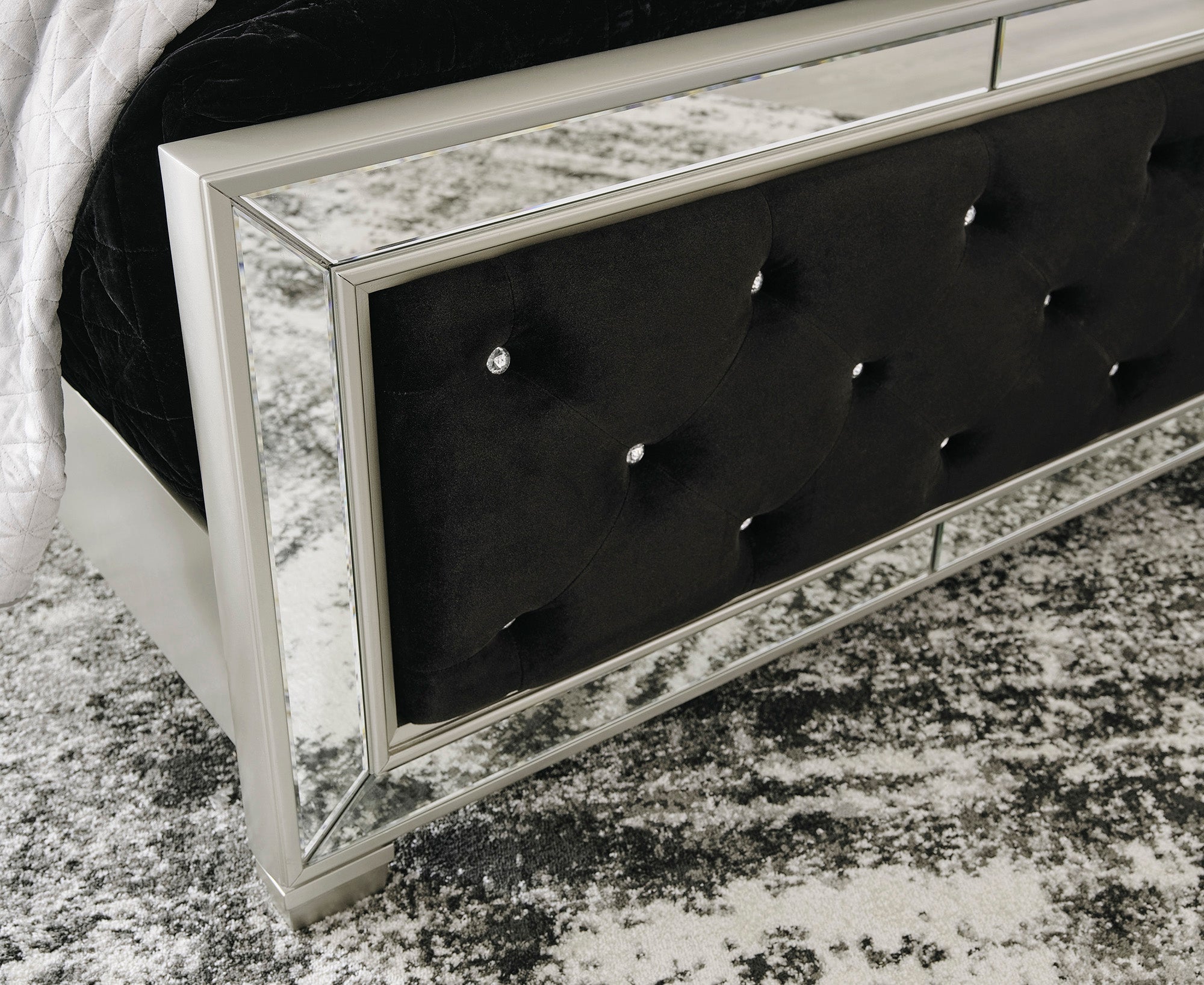 Lindenfield Queen Panel Bed with Mirrored Dresser