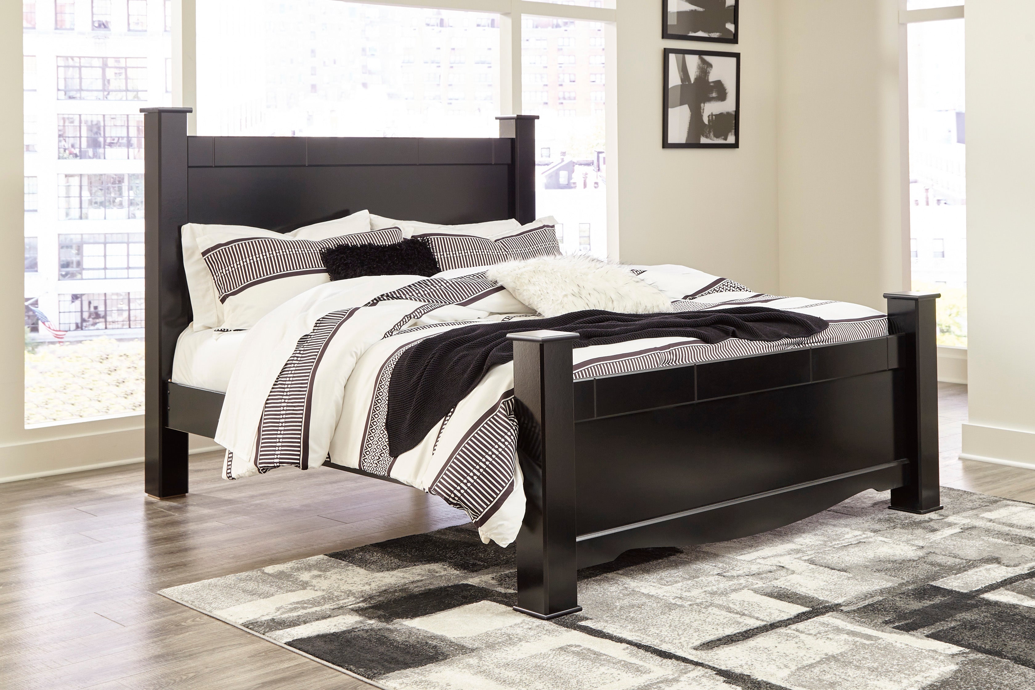 Mirlotown King Poster Bed with Mirrored Dresser