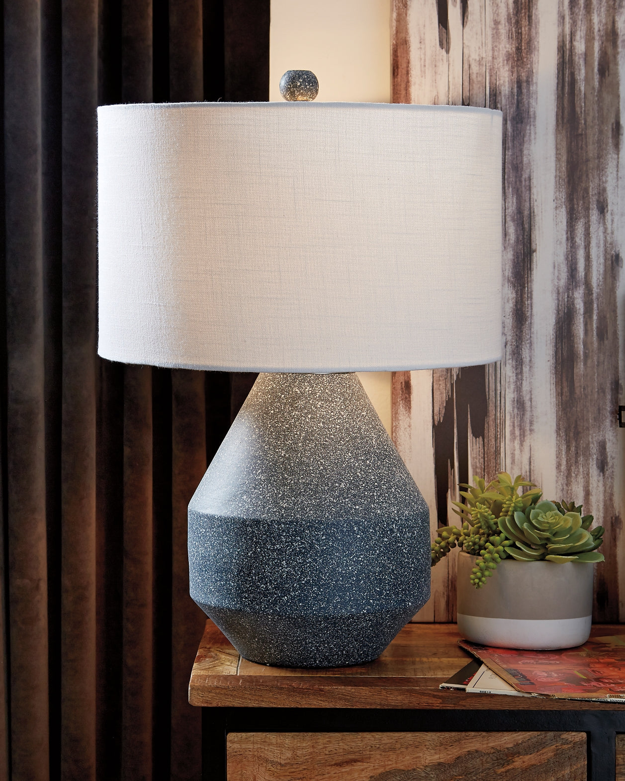 Kristeva Metal Table Lamp (1/CN)