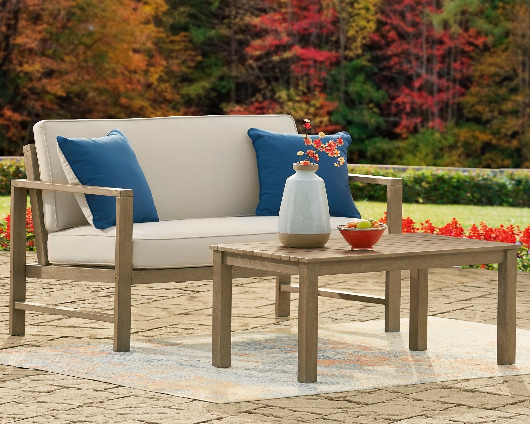 Fynnegan Loveseat w/Table (2/CN)