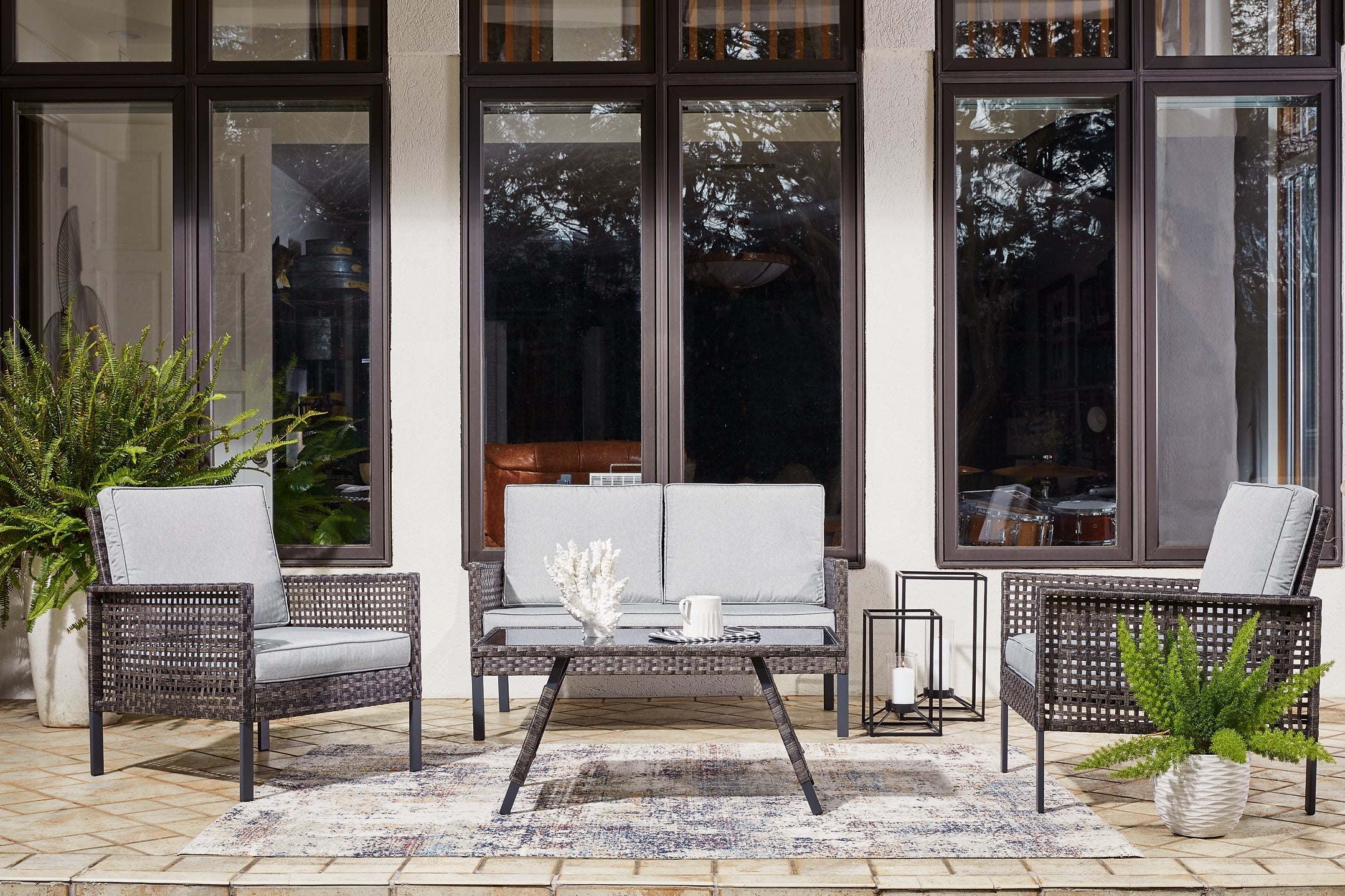 Lainey Love/Chairs/Table Set (4/CN)