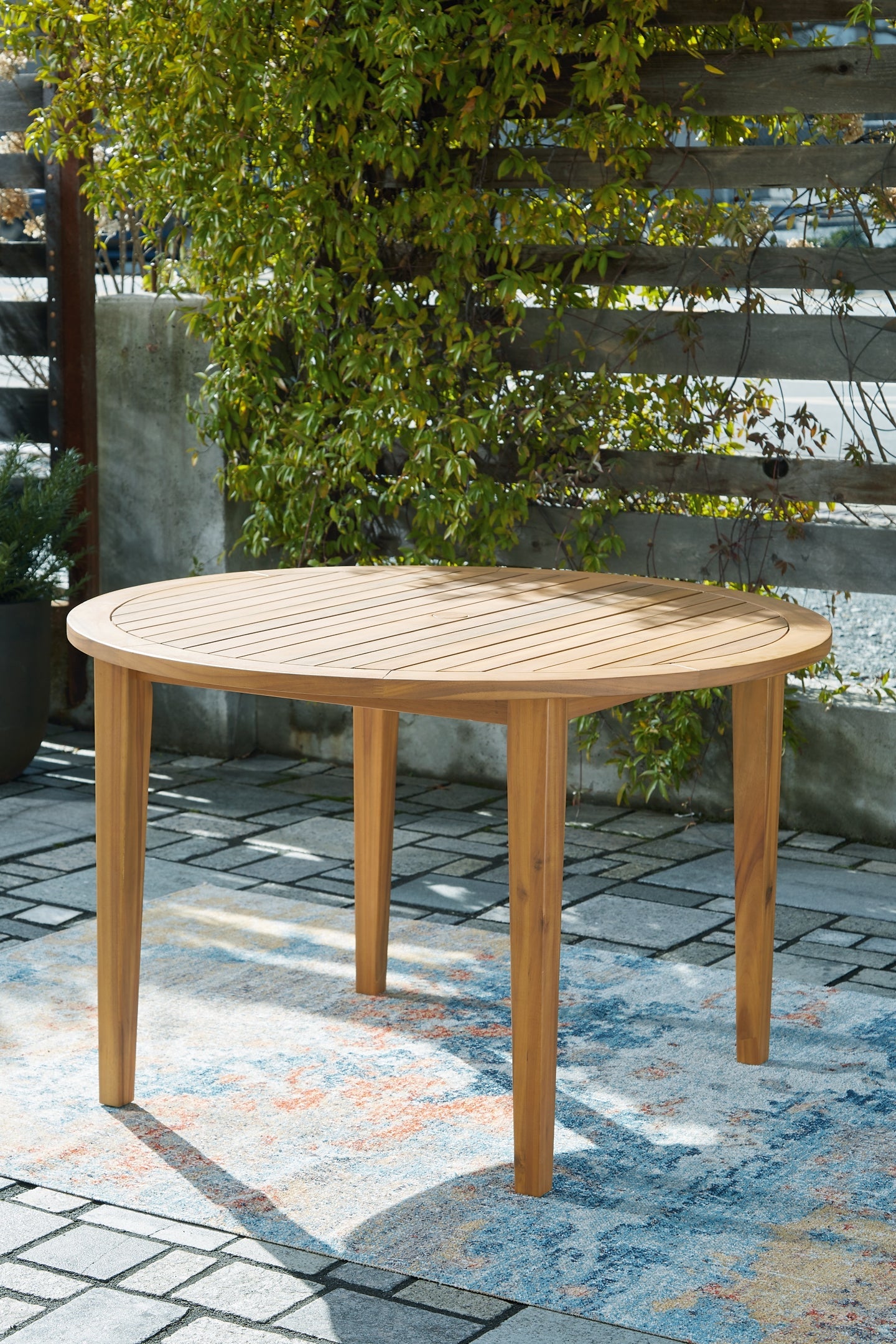 Janiyah Round Dining Table w/UMB OPT