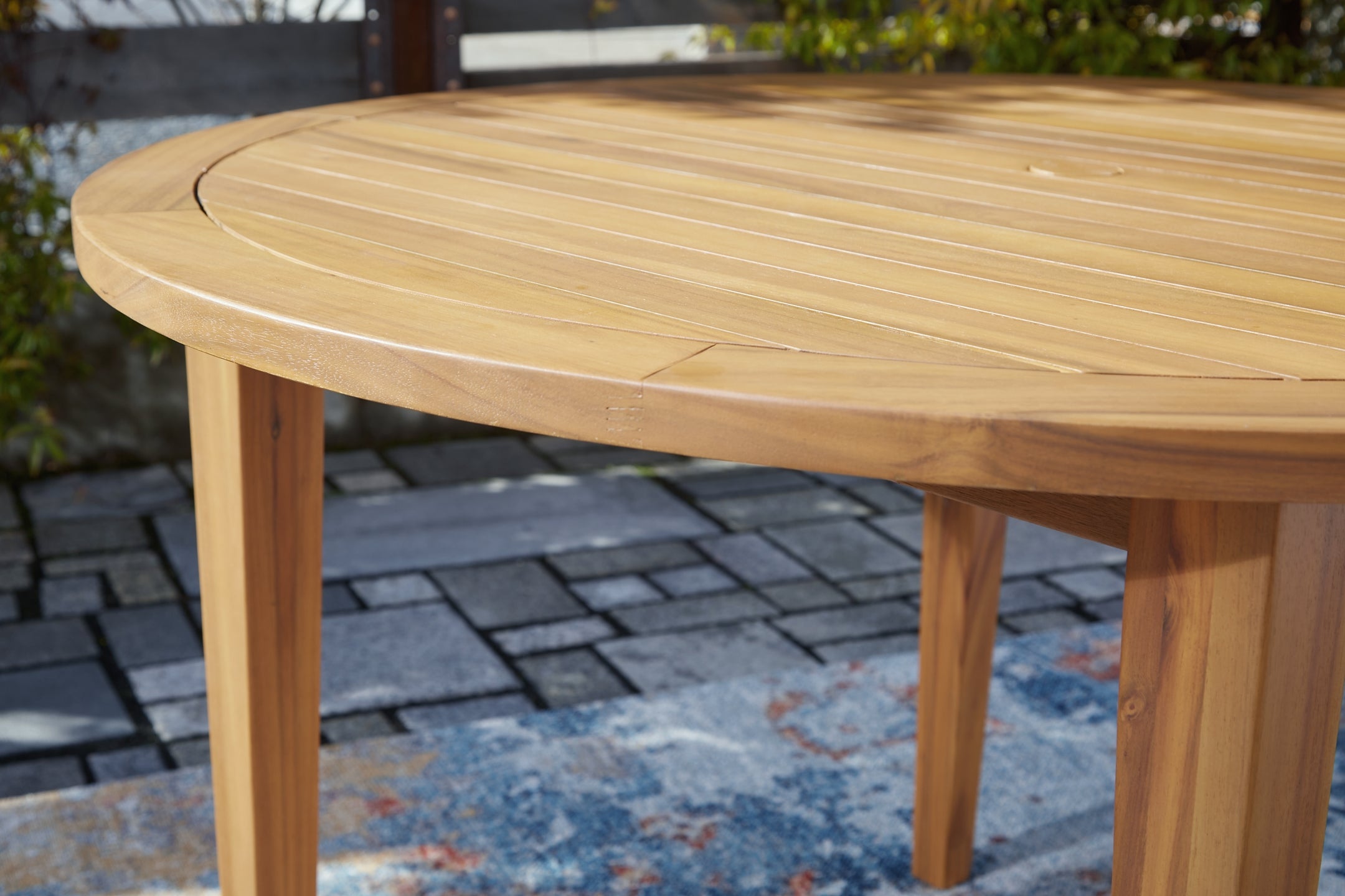 Janiyah Round Dining Table w/UMB OPT