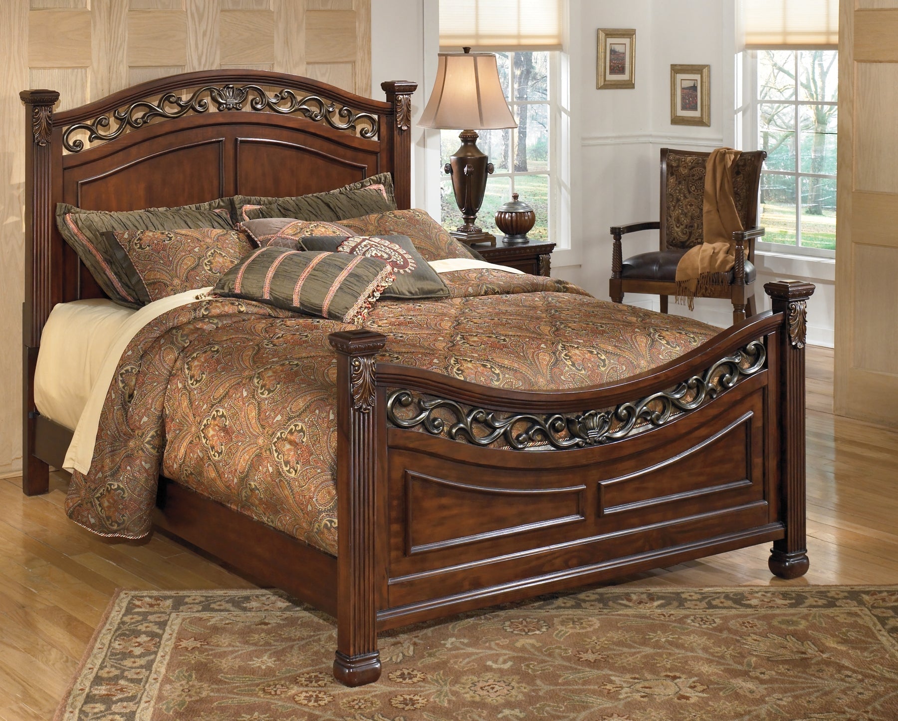 Leahlyn King Panel Bed with Mirrored Dresser, Chest and Nightstand