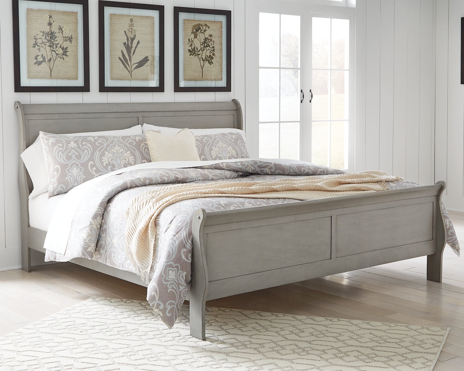 Kordasky King Sleigh Bed with Mirrored Dresser